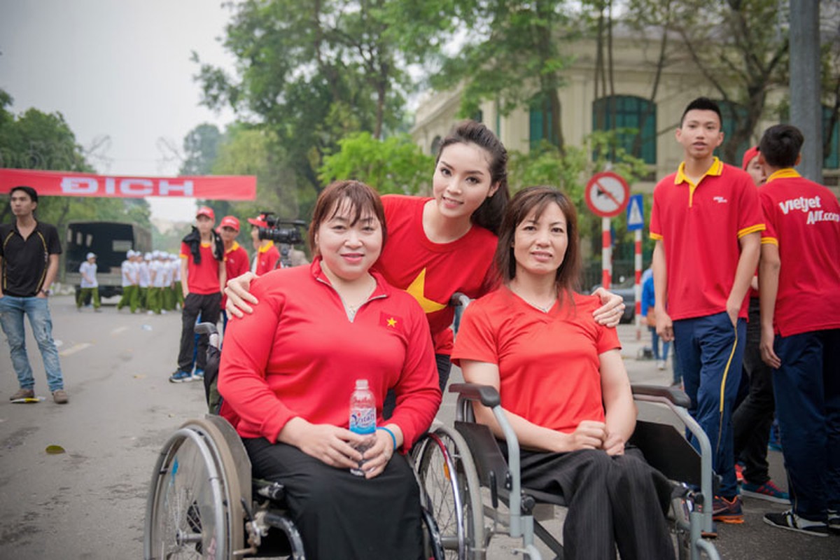 Hoa hau Ky Duyen dep rang ngoi trong Ngay chay Olympic-Hinh-11